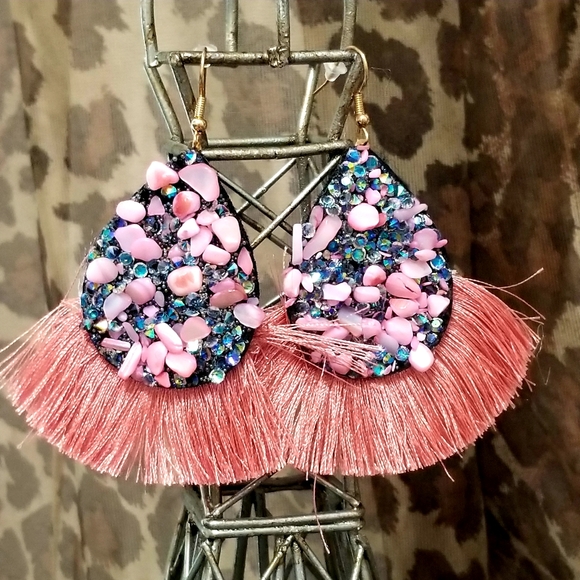 3/$30☘️Boho Chic Pink Fringe Stone Earrings New - Picture 5 of 5